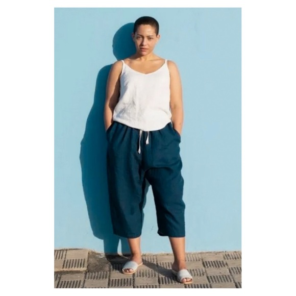 notPERFECTLINEN Pants - NOTPERFECTLINEN • Cropped Tokyo Linen Pants in Emerald Green